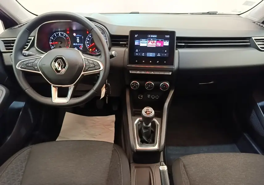 Vue intérieure avant de la Renault Clio Business TCe 100 2021, tableau de bord avec écran tactile et volant multifonctions cuir.