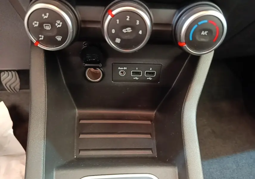 Vue rapprochée du tableau de bord central de la Renault Clio Business TCe 100 2021, montrant les commandes de climatisation et ports USB.