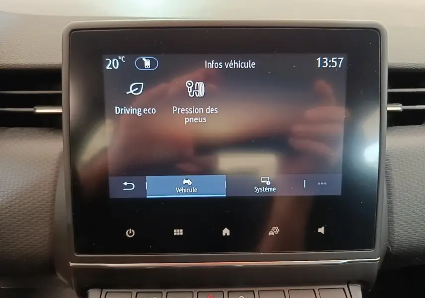 Écran tactile central de la Renault Clio Business TCe 100 gris foncé affichant les infos véhicule à 13h57.
