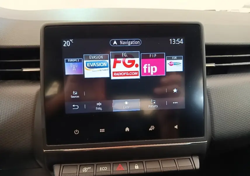 Écran tactile central de navigation de la Renault Clio Business TCe 100, vue frontale du tableau de bord.