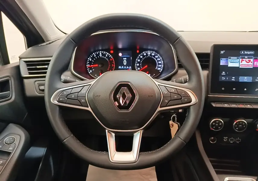 Vue rapprochée du volant cuir noir et du tableau de bord avec écran tactile de la Renault Clio Business TCe 100 2021.
