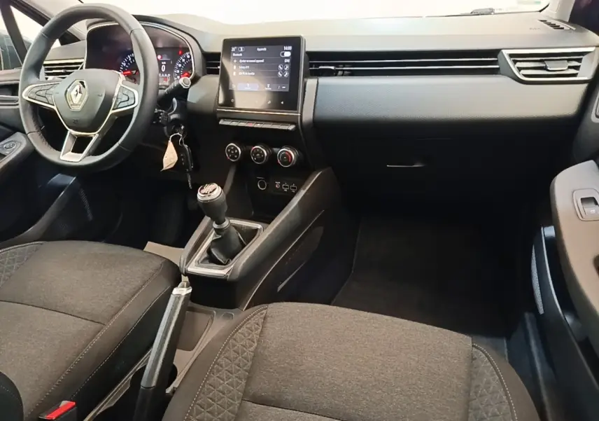 Intérieur de la Renault Clio Business TCe 100 2021, vue avant côté conducteur, tableau de bord noir avec écran tactile central.
