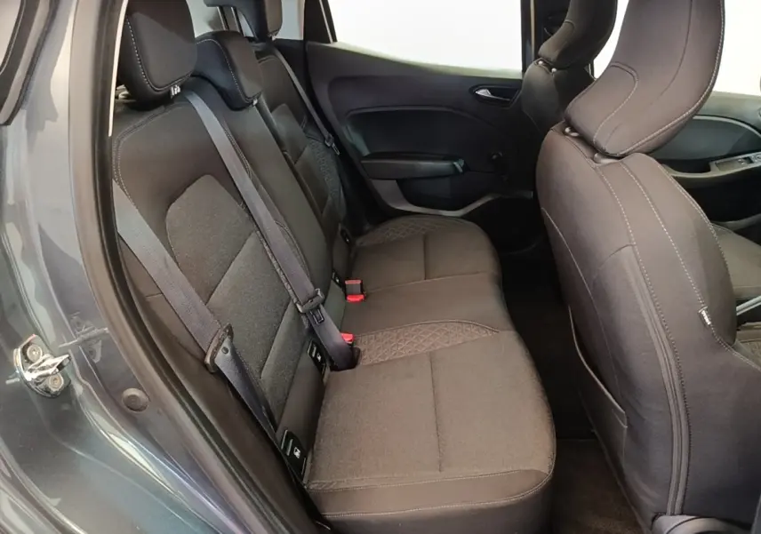 Vue intérieure côté gauche montrant la banquette arrière gris foncé de la Renault Clio Business TCe 100 2021.