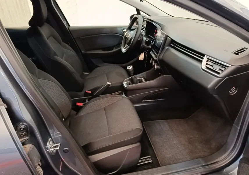 Vue intérieure côté droit de la Renault Clio Business TCe 100 gris foncé, montrant sièges et tableau de bord moderne.