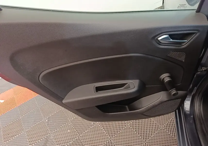Vue intérieure de la porte arrière droite de la Renault Clio Business TCe 100 2021, avec poignée de vitre manuelle noire.