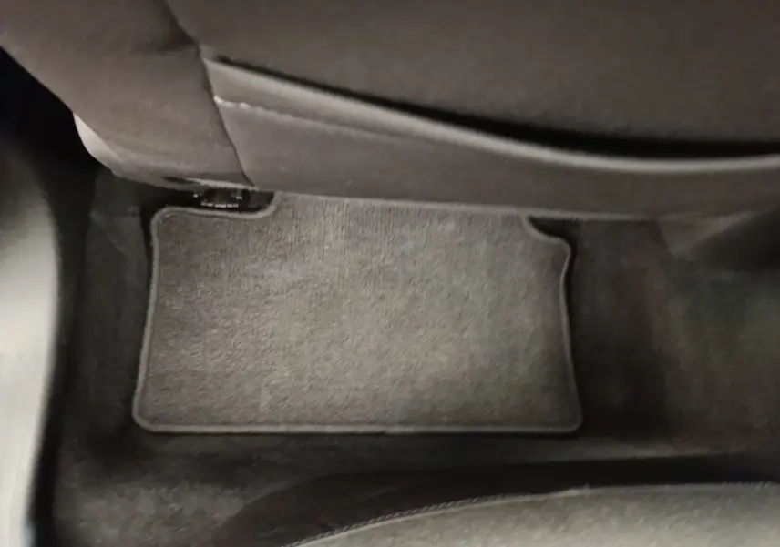 Vue rapprochée du sol gris foncé côté passager arrière de la Renault Clio Business TCe 100 de 2021.