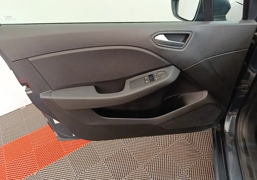Vue intérieure côté gauche de la porte avant gris foncé de la Renault Clio Business TCe 100 avec commandes de vitres.