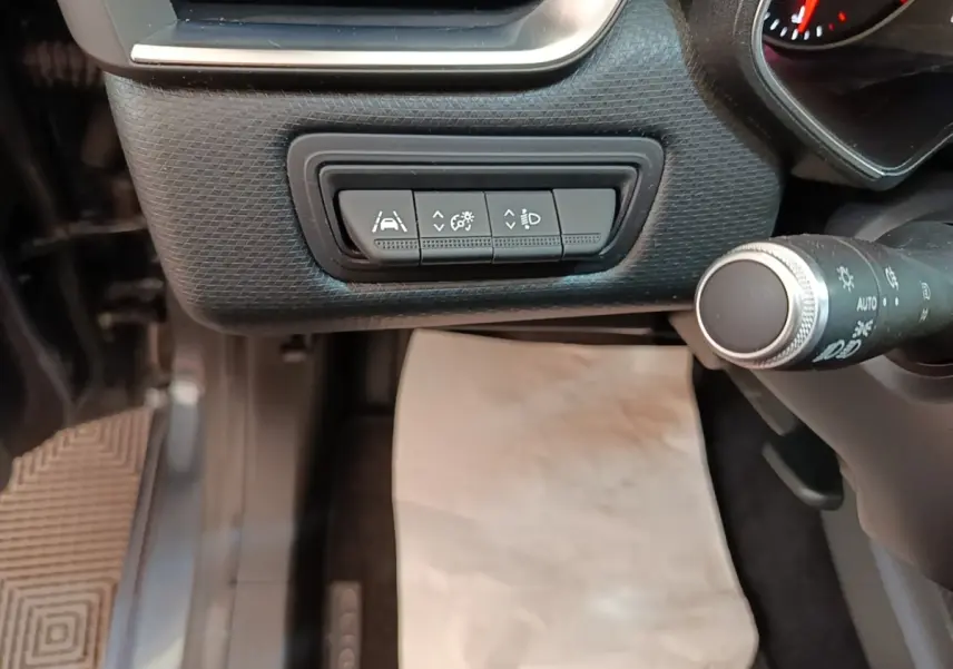 Vue intérieure du tableau de bord côté gauche de la Renault Clio Business TCe 100, avec commandes d'assistance à la conduite.