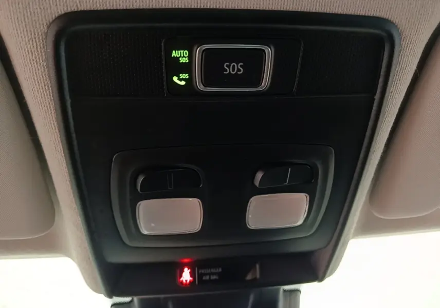 Vue en plongée sur le plafonnier noir avec bouton SOS et éclairages intérieurs de la Renault Clio Business gris foncé.