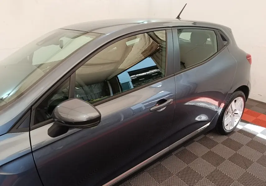Renault Clio Business TCe 100 gris foncé vue de profil côté gauche, avec jantes alliage et rétroviseur assorti.