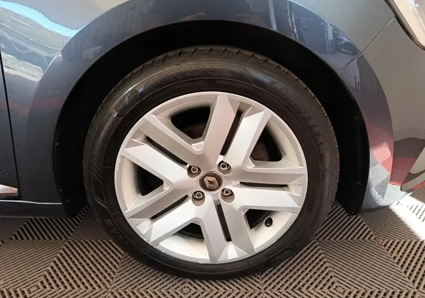 Gros plan sur la roue avant droite gris foncé d'une Renault Clio Business TCe 100 avec jante alliage à cinq branches.