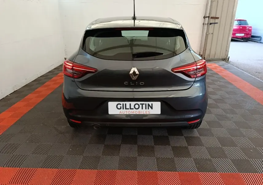 Vue arrière d'une Renault Clio Business TCe 100 gris foncé, avec feux LED et logo Renault bien visibles.