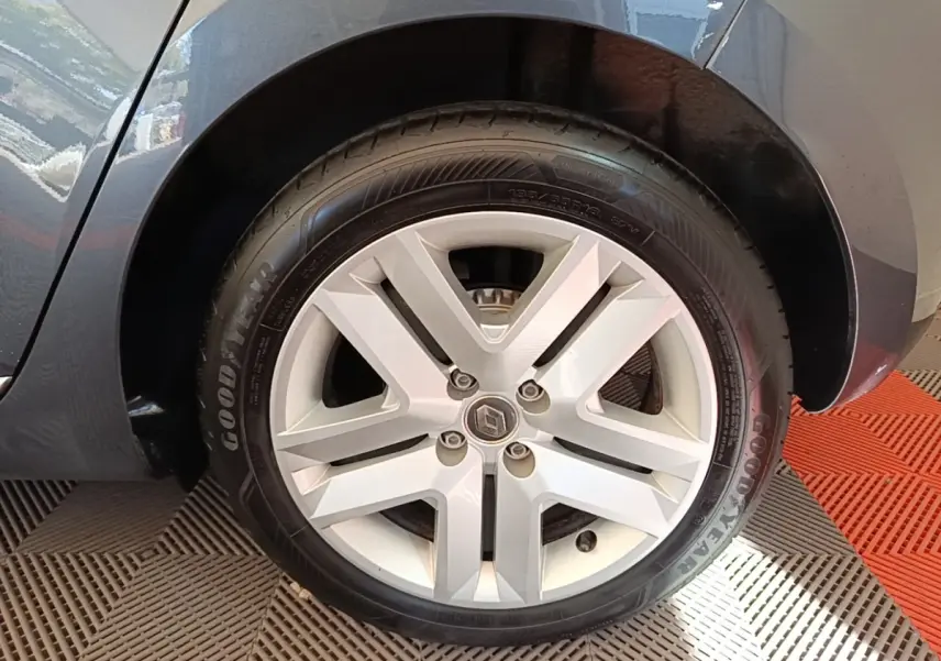 Gros plan sur la roue avant droite grise d'une Renault Clio Business TCe 100 avec jante alliage à cinq branches.