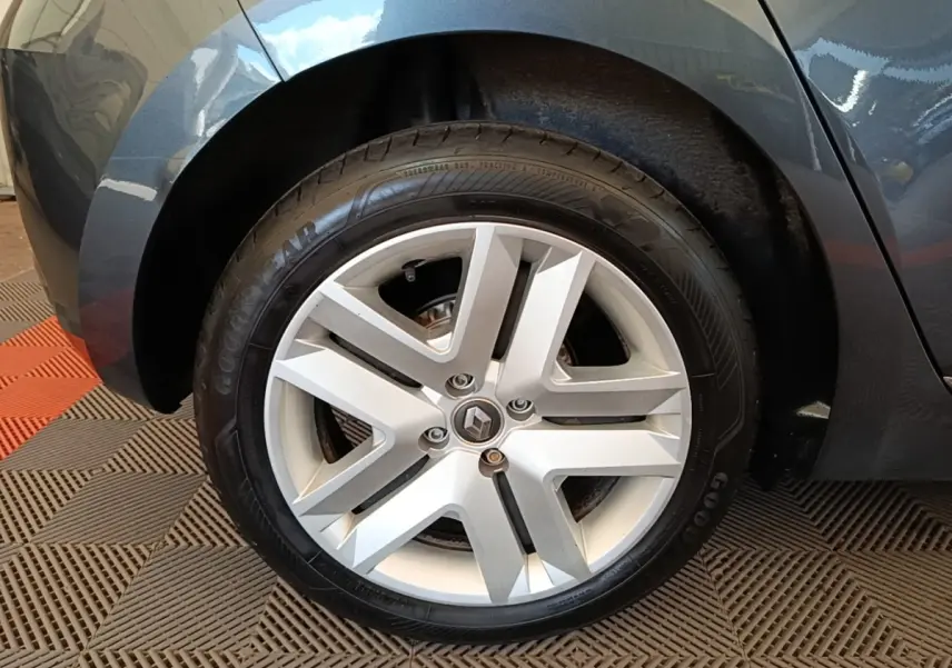 Gros plan sur la roue avant droite d'une Renault Clio Business TCe 100 gris foncé avec jante alliage distinctive.