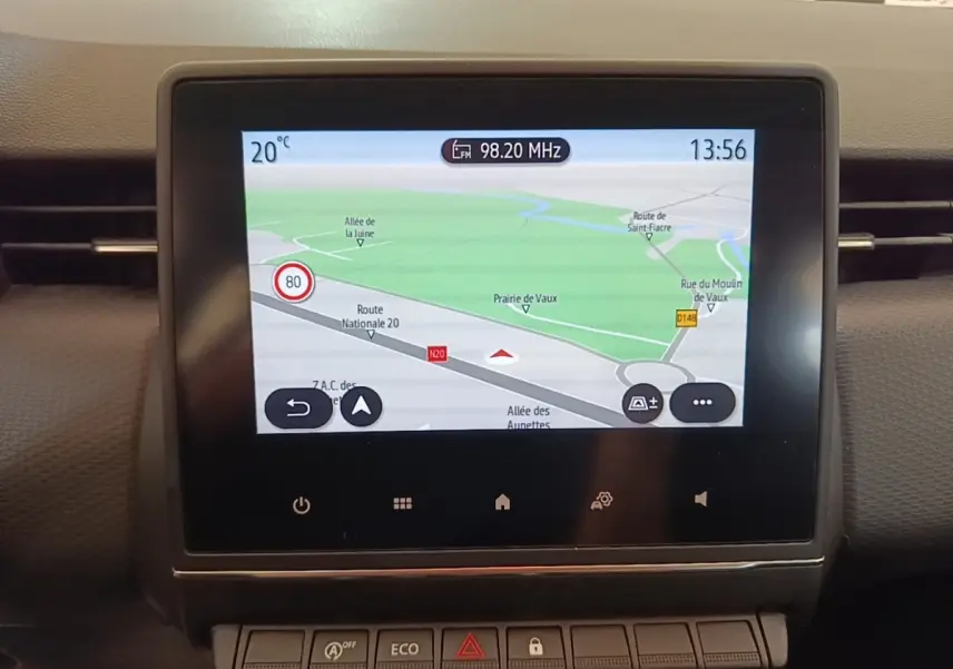 Écran tactile de navigation 7 pouces affichant carte 3D dans le tableau de bord de la Renault Clio Business gris foncé.