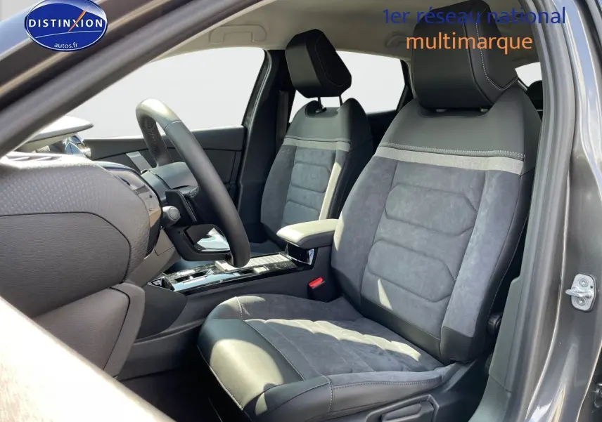 Vue intérieure côté conducteur d'une Citroën C4 gris platinium métal 2024 avec sièges en cuir et alcantara gris.