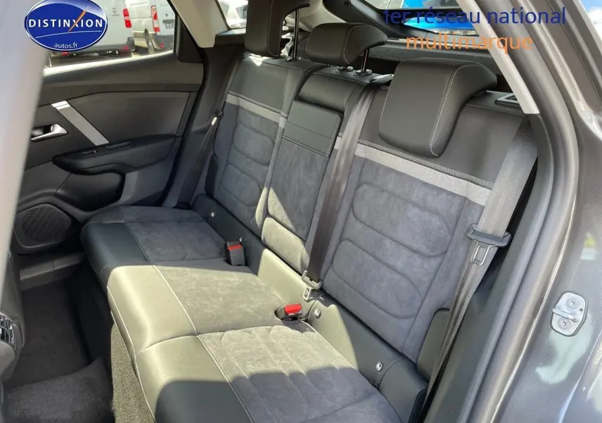 Vue intérieure côté gauche des sièges arrière en cuir noir et alcantara gris d'une Citroën C4 gris platinium 2024.
