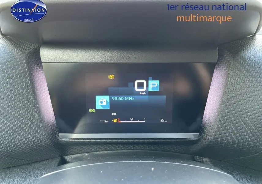 Affichage numérique du tableau de bord de la Citroën C4 2024 en gris platinium, montrant la radio et la vitesse à 0 km/h.