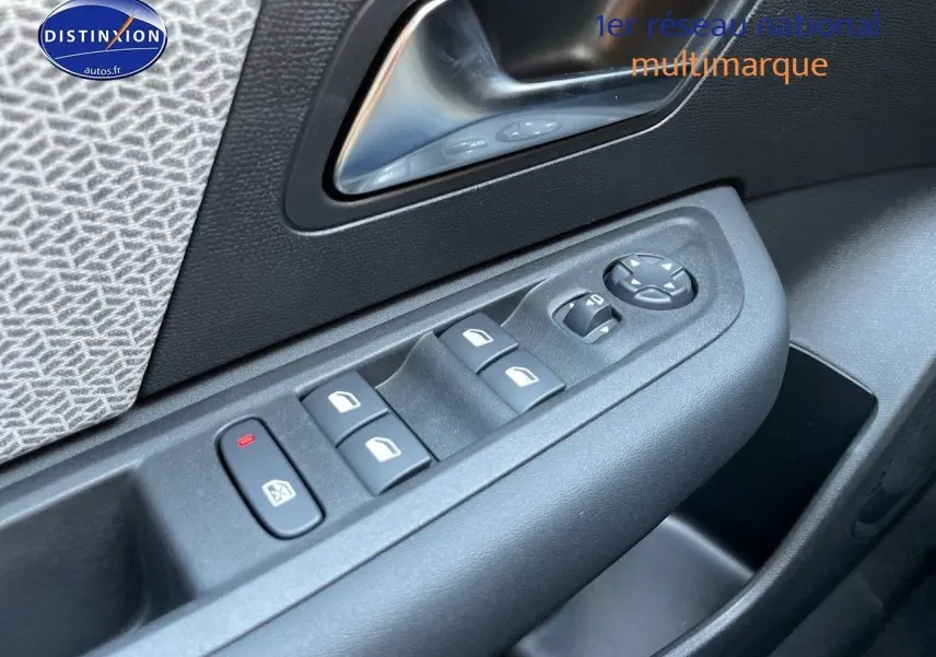 Gros plan sur la commande des vitres électriques côté conducteur de la Citroën C4 gris platinium 2024.