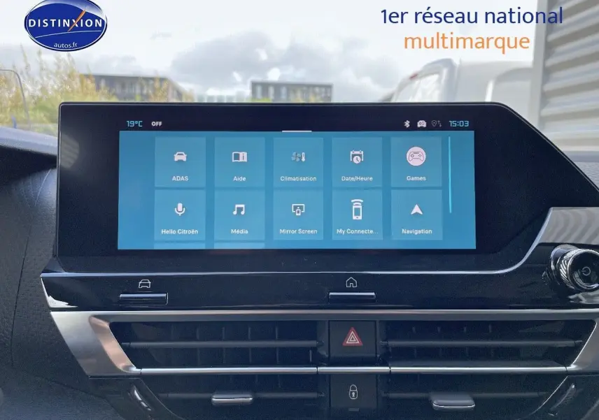 Écran tactile central allumé montrant les options multimédia et climatisation dans l'habitacle d'une Citroën C4 2024.