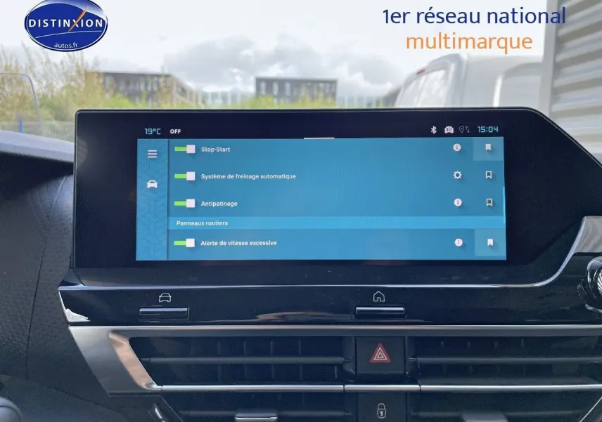 Écran tactile central de la Citroën C4 2024 affichant les options d'aide à la conduite dans un intérieur moderne.