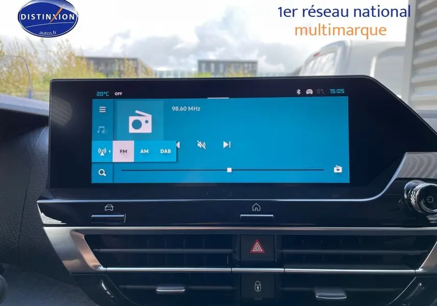Vue intérieure du tableau de bord de la Citroën C4 2024 avec écran tactile radio et commandes centrales noires brillantes