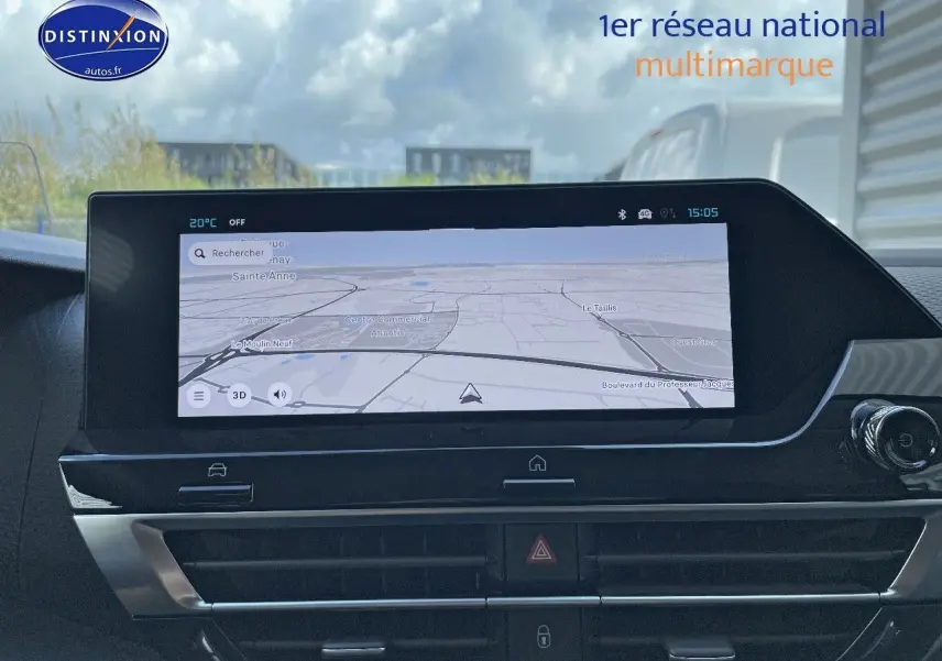 Écran tactile central affichant la navigation dans l'habitacle d'une Citroën C4 gris platinium 2024.