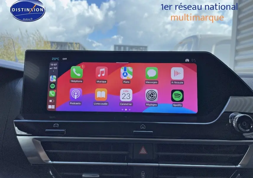 Écran tactile central affichant les applications connectées dans l'habitacle d'une Citroën C4 2024.