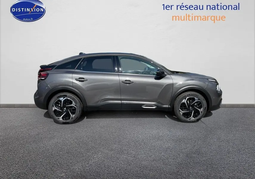 Profil côté gauche d'une Citroën C4 2024 gris platinium métal avec jantes noires et toit noir contrasté.