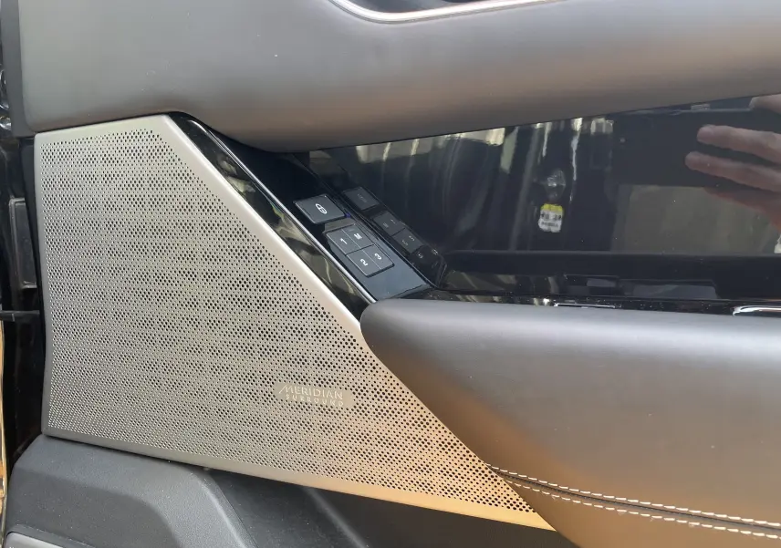 Détail de la porte côté gauche du Range Rover Velar noir Santorini 2019, avec haut-parleur Meridian et commandes mémoire sièges.