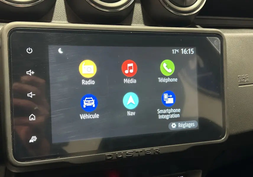 Écran tactile central du Dacia Duster 2022 affichant les icônes Radio, Média, Téléphone, Véhicule, Nav et Smartphone Integration.