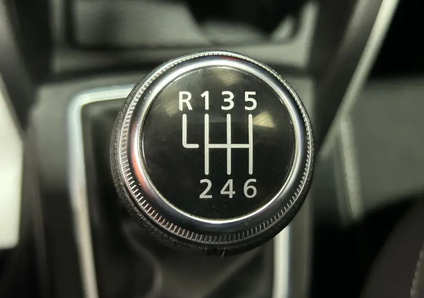 Le levier de vitesses manuel du Dacia Duster DCI 115 Journey 4WD 2022, vue rapprochée du pommeau noir.