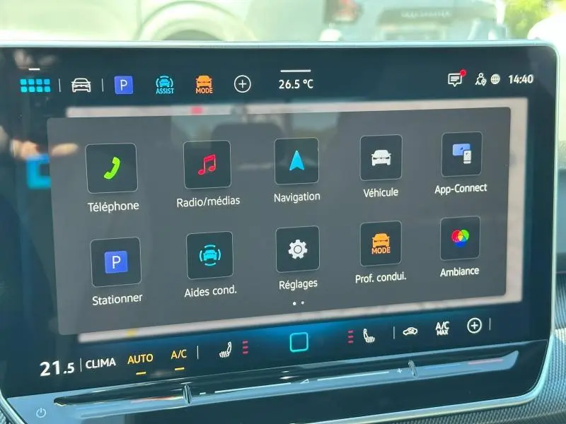 Écran tactile central de la Volkswagen Golf 1.5 eTSI R-Line 2025 affichant les options de navigation et réglages climatisation.