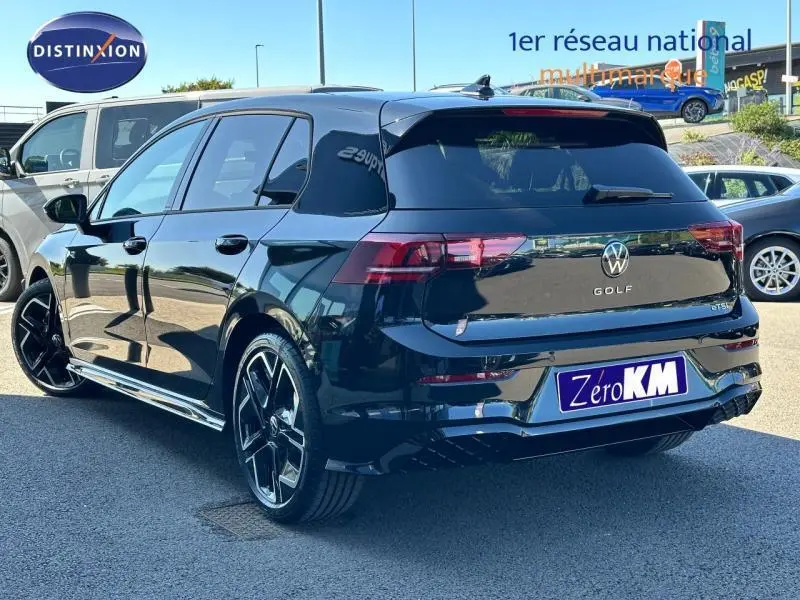 Volkswagen Golf 1.5 eTSI EVO2 R-Line noir vue 3/4 arrière droit avec jantes sport et badge eTSI visible