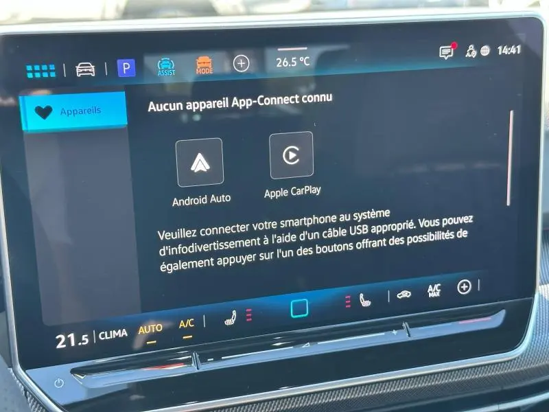 Écran tactile central de la Volkswagen Golf 1.5 eTSI R-Line 2025 affichant les options Android Auto et Apple CarPlay.