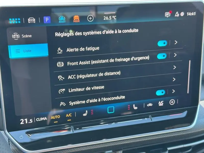 Écran tactile du tableau de bord de la Volkswagen Golf 1.5 eTSI R-Line 2025 affichant les réglages d'aide à la conduite.