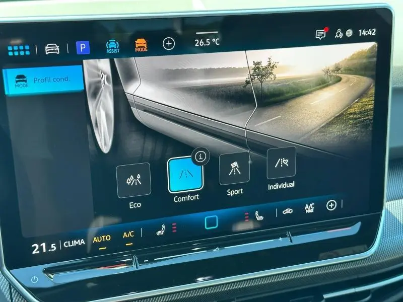 Écran tactile intérieur de la Volkswagen Golf 1.5 eTSI R-Line 2025 montrant les modes de conduite et la température à 26,5°C.