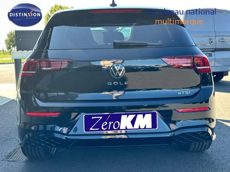 Vue arrière d'une Volkswagen Golf noire 2025 eTSI avec logo et badge R-Line visibles sur le hayon.
