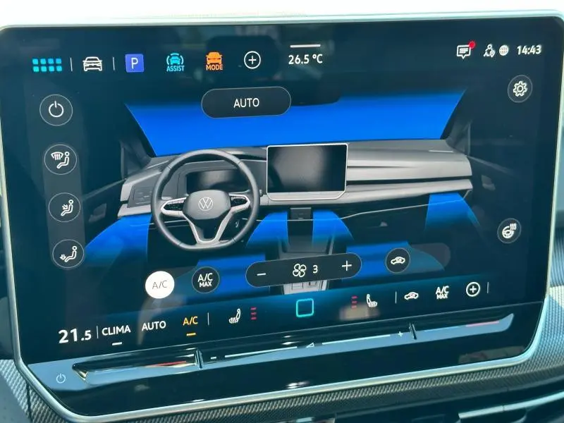 Affichage numérique de l'intérieur de la Volkswagen Golf 1.5 eTSI R-Line 2025, vue du tableau de bord et volant noir.