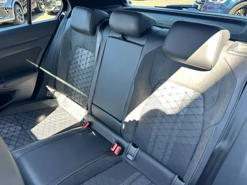 Vue intérieure des sièges arrière noirs avec surpiqûres et appuie-têtes de la Volkswagen Golf 2025 R-Line Edition.