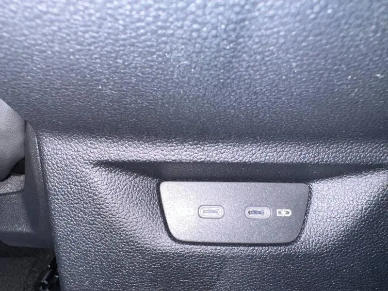 Prise USB-C double en gros plan sur la console intérieure d'une Volkswagen Golf 2025 noire R-Line Edition.