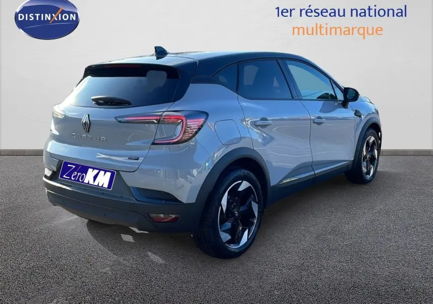 Renault Captur E-Tech hybride gris Rafale avec toit noir, vue 3/4 arrière côté droit, jantes noires distinctives.