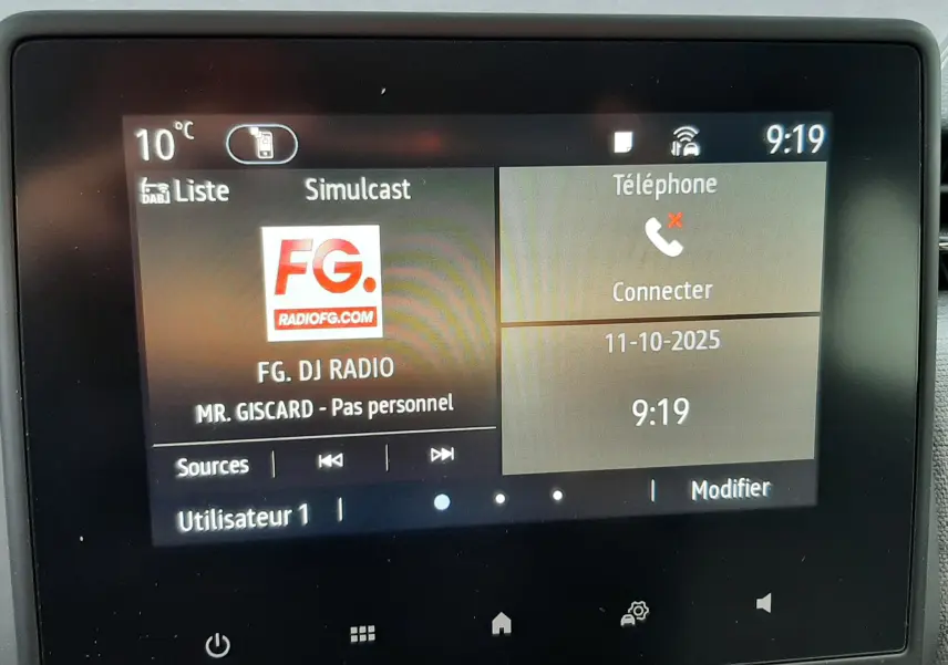 Écran tactile central de la Renault Clio V E-Tech gris schiste affichant radio FG et menu téléphone à 9h19.