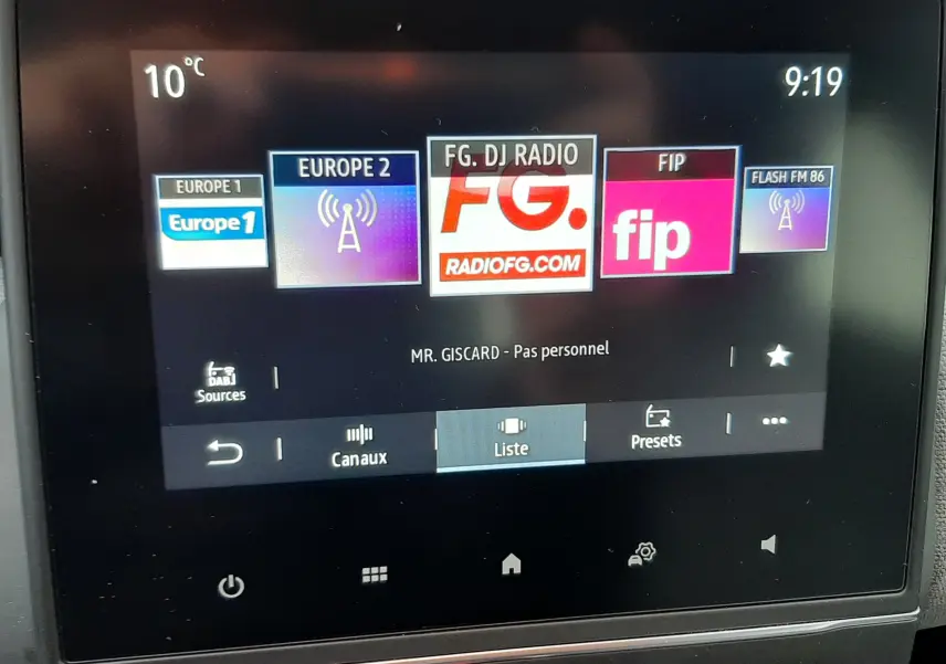 Écran tactile central de la Renault Clio V E-Tech gris schiste, affichant les stations radio numériques.