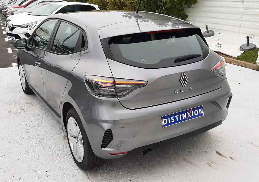 Renault Clio V E-Tech Full Hybrid gris schiste vue 3/4 arrière droit avec feux LED et plaque Distinxion.