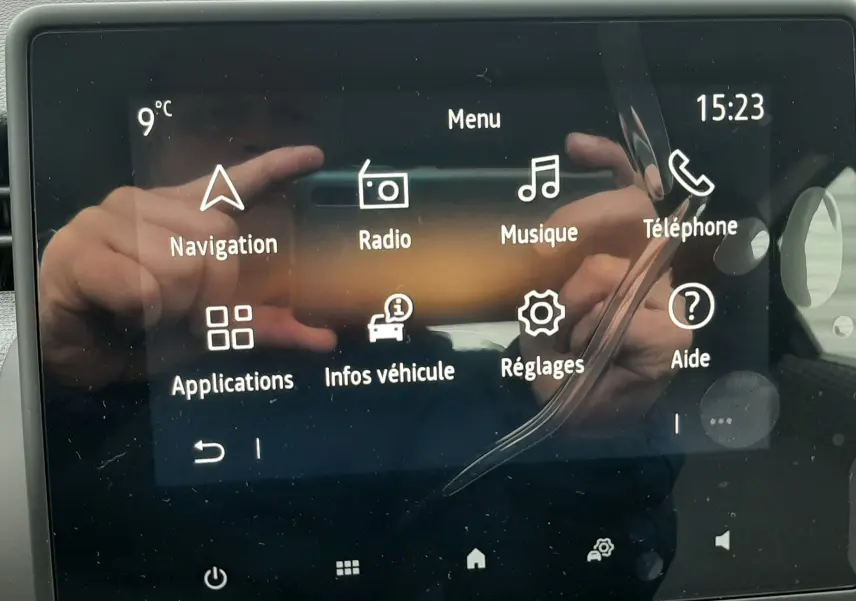 Écran tactile central du tableau de bord de la Renault Clio V gris schiste, affichant le menu multimédia.
