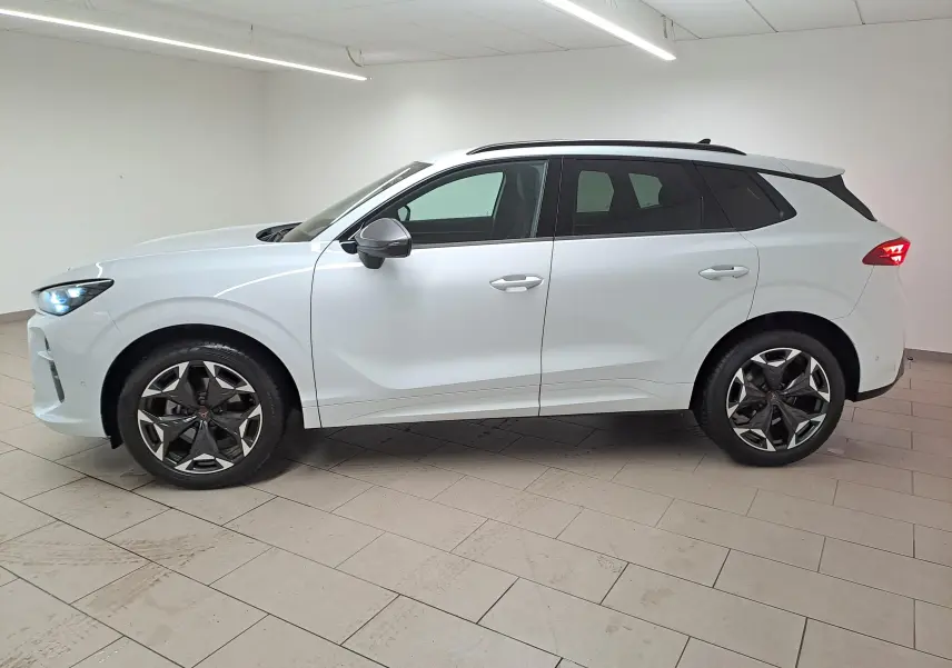 Vue de profil côté gauche du CUPRA TERRAMAR blanc Nevada avec jantes 19'' Cosmic usinées dans un intérieur neutre.