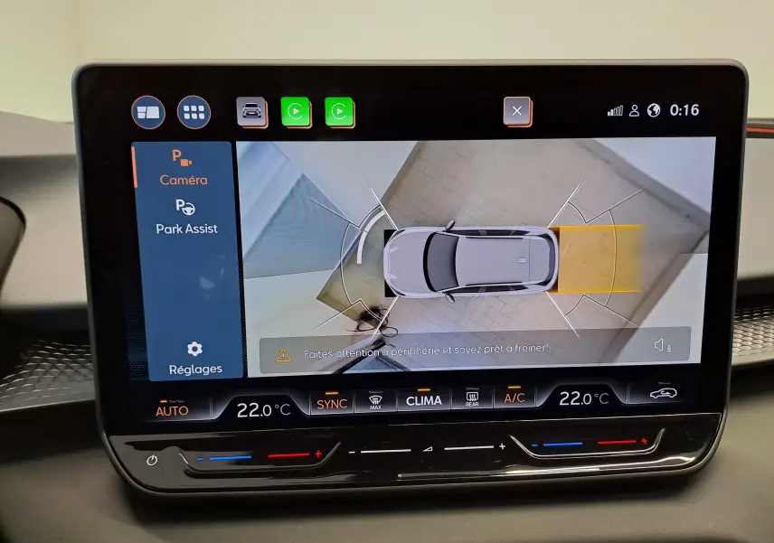 Vue de dessus sur l'écran de la caméra de recul montrant une CUPRA TERRAMAR blanc Nevada en stationnement.