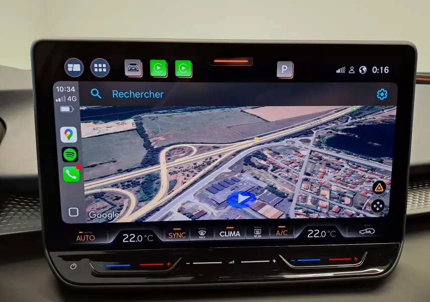 Écran tactile central de navigation GPS avec affichage satellite dans l’habitacle d’une CUPRA TERRAMAR.