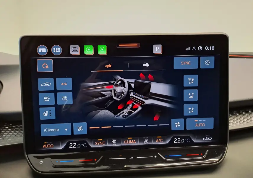 Écran tactile du système de climatisation de la CUPRA TERRAMAR 2025 affichant les réglages intérieurs en vue frontale.